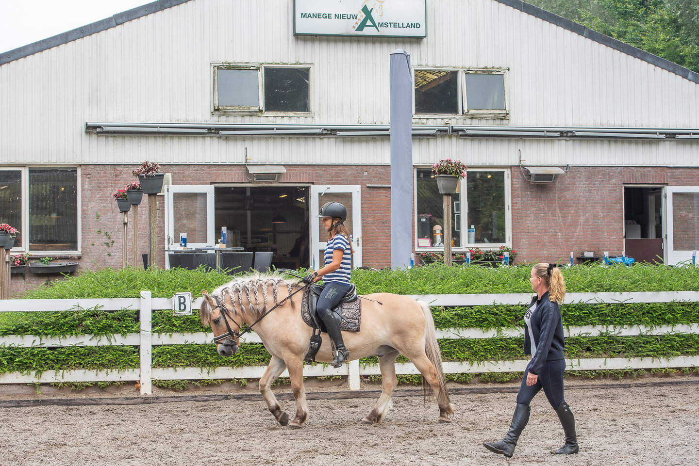 sandra melten geeft aanwijzingen aan een meisje op een fjord