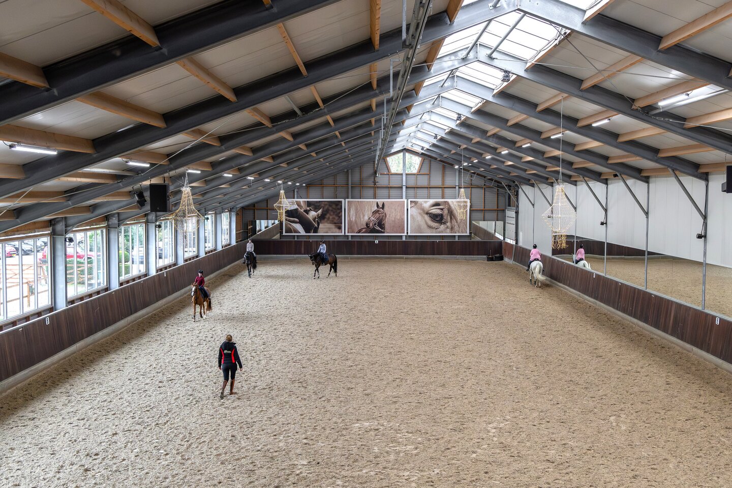 het viertal van de west stichtse ruiters oefent in de buitenbak