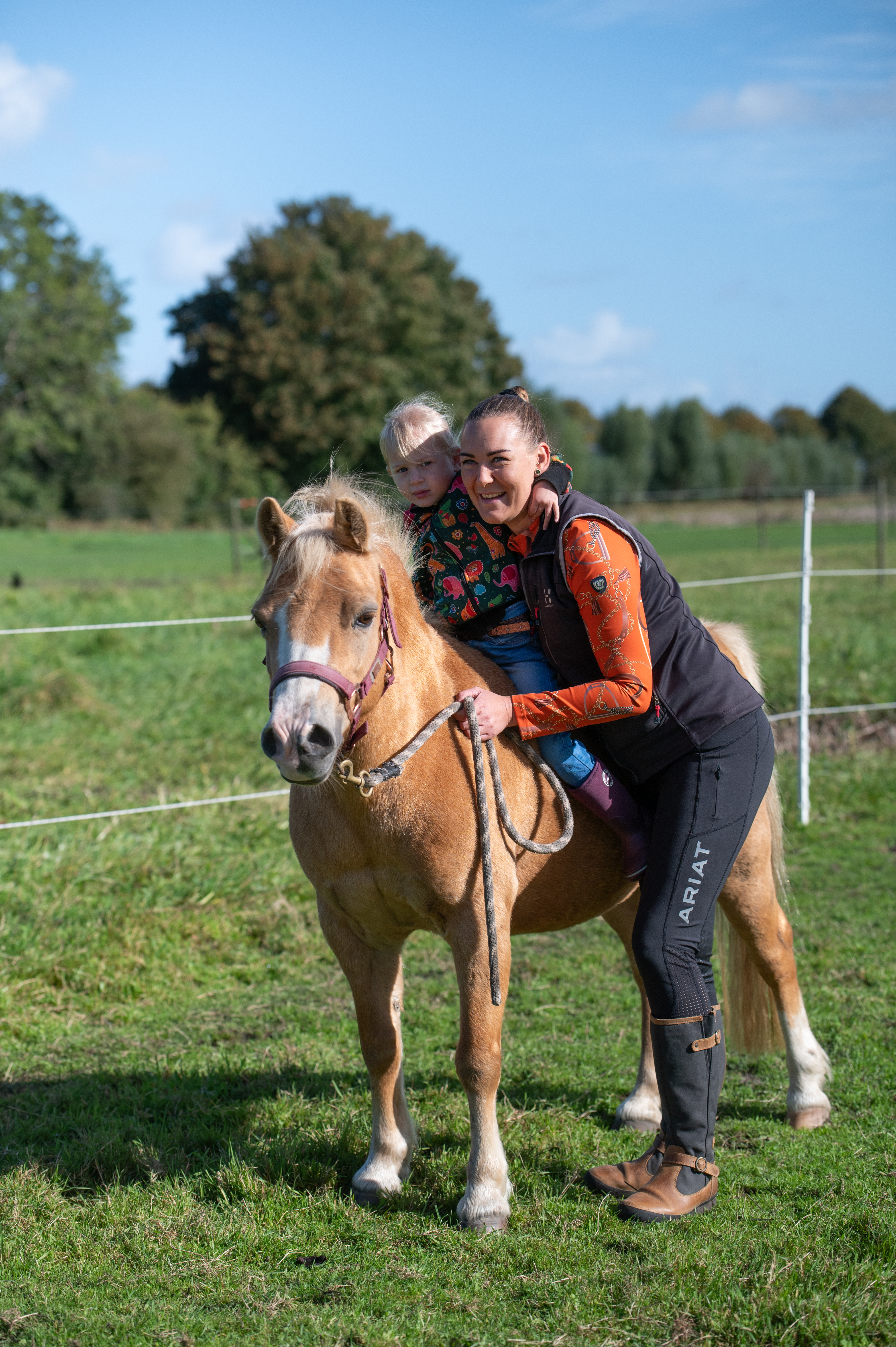 logo van hippisch centrum midden-zeeuws vlaanderen op een zadeldekje