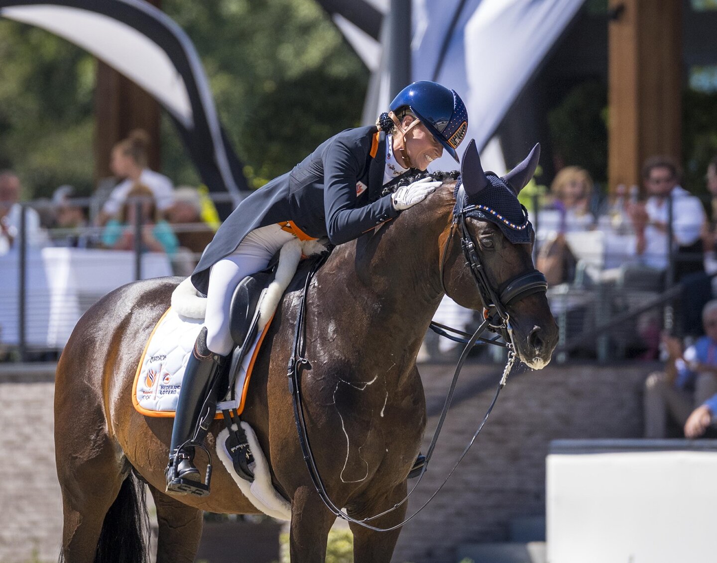 demi haerkens, rixt van der horst en sanne voets zwaaien op het podium na het behalen van teamzilver