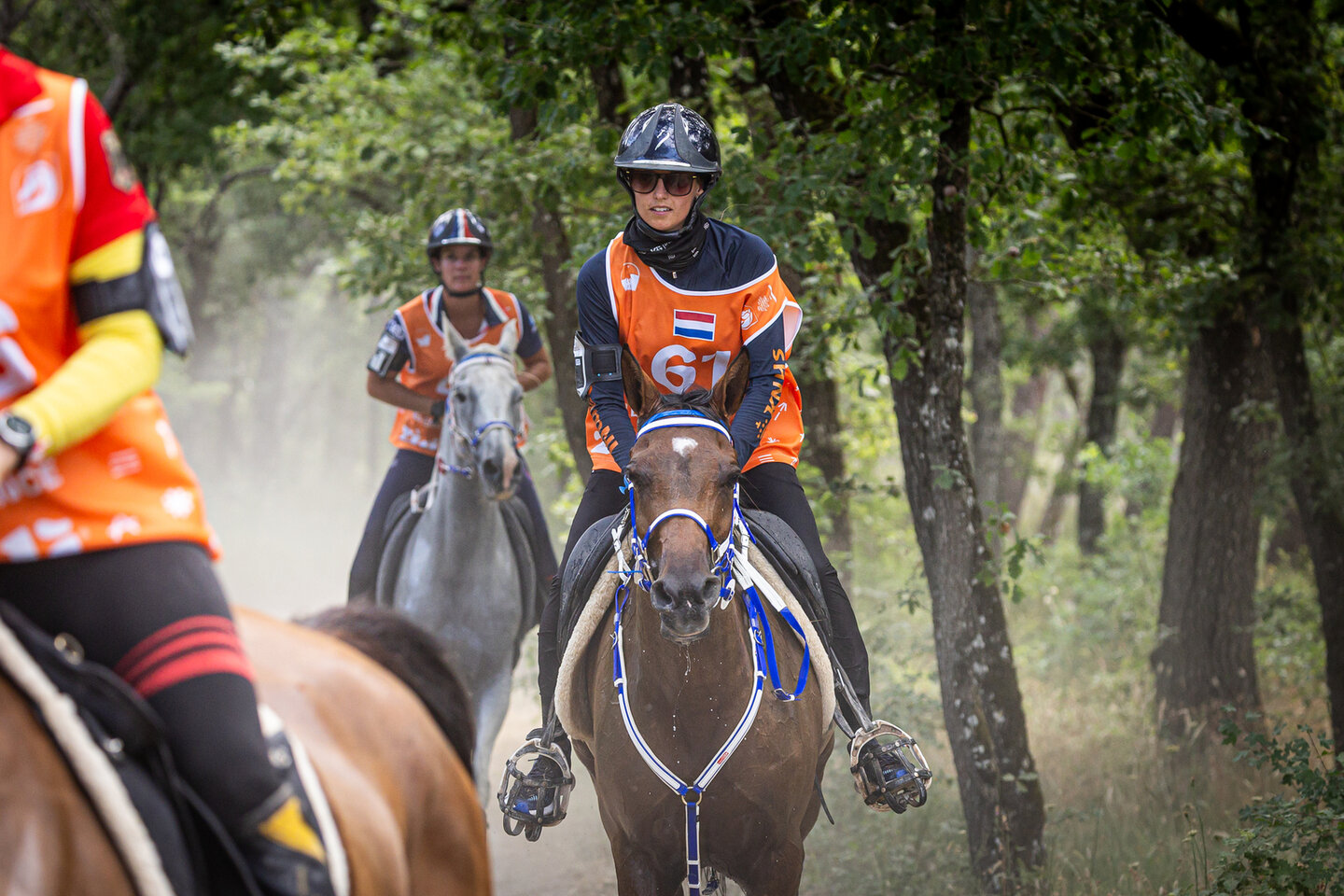 sanne voets showt haar zilveren medaille terwijl ze naast demantur rs2 n.o.p. en haar groom staat