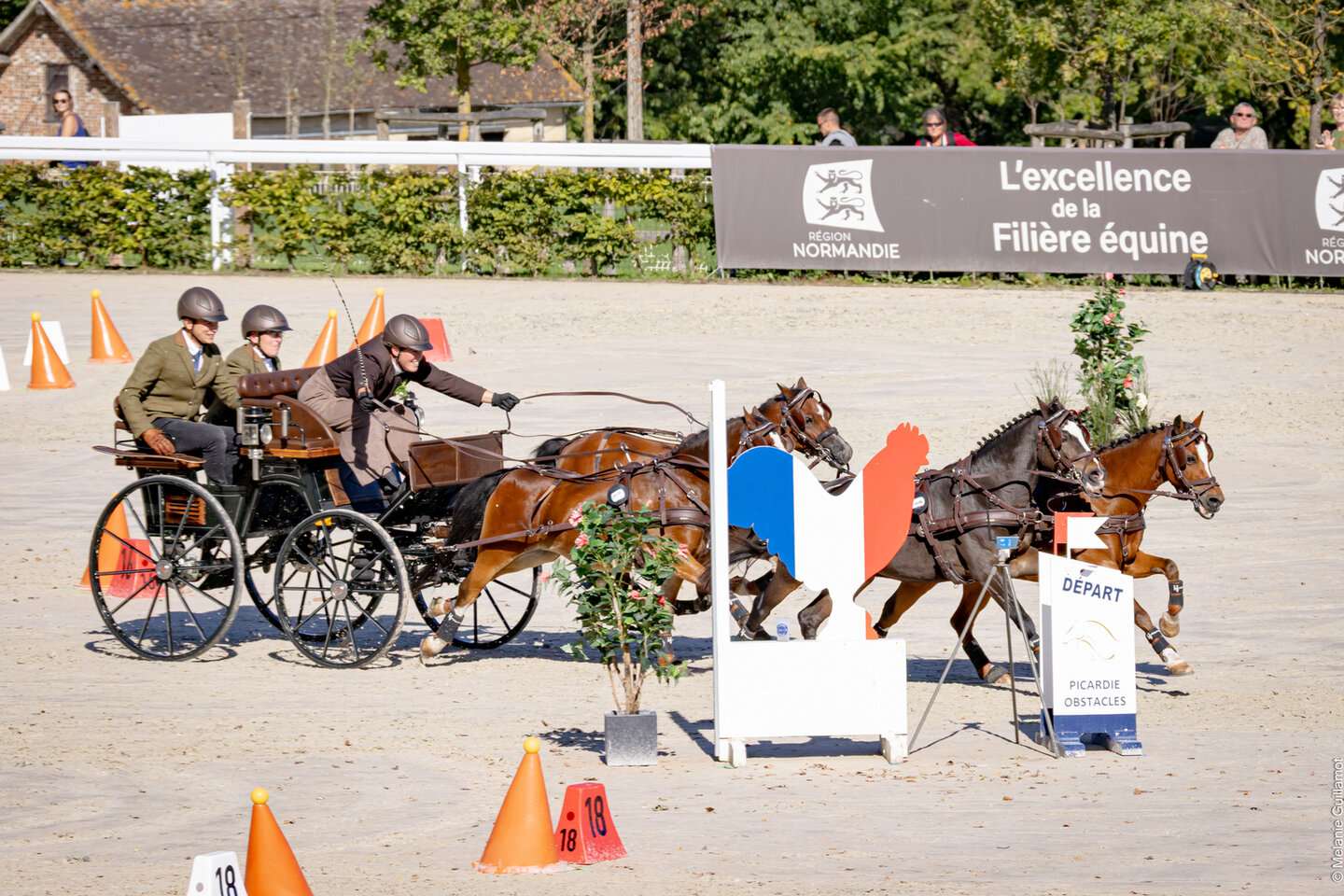 sanne voets showt haar zilveren medaille terwijl ze naast demantur rs2 n.o.p. en haar groom staat