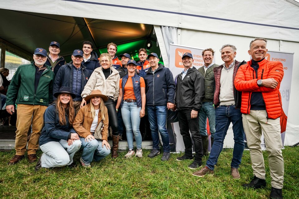 nathalie houdt haar fjord vast terwijl elise erop zit
