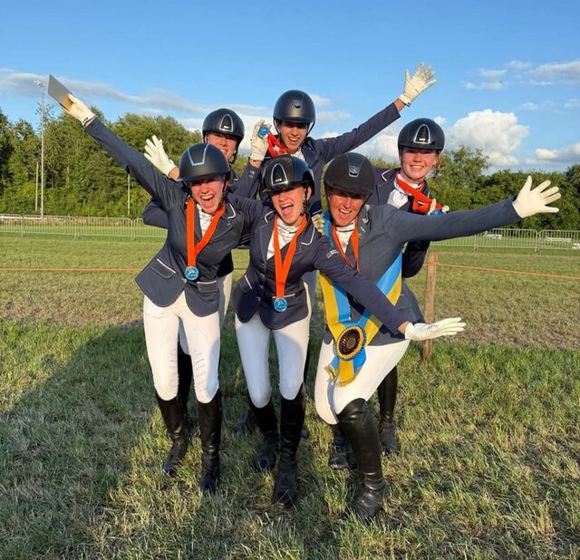 elise van rooijen geeft highfive aan vader vanaf paard