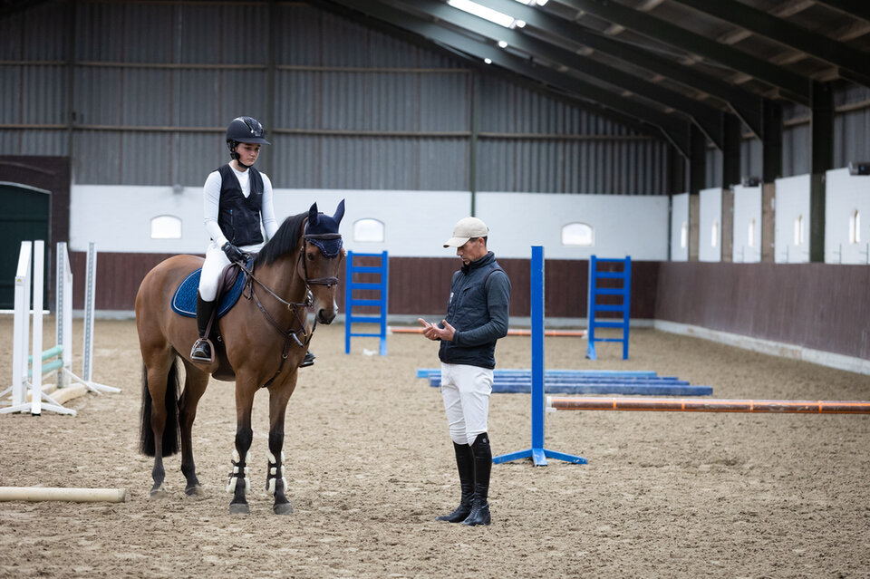 bram chardon poseert naast het paard terwijl tanja liesker op de wagen zit