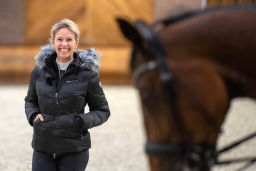 een amazone maakt met haar paard kennis met de cross