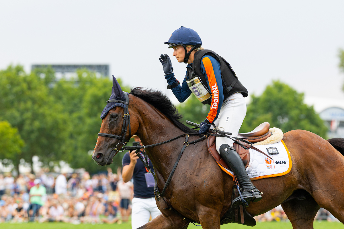 kim emmen en imagine in de landing van een sprong tijdens de olympische spelen