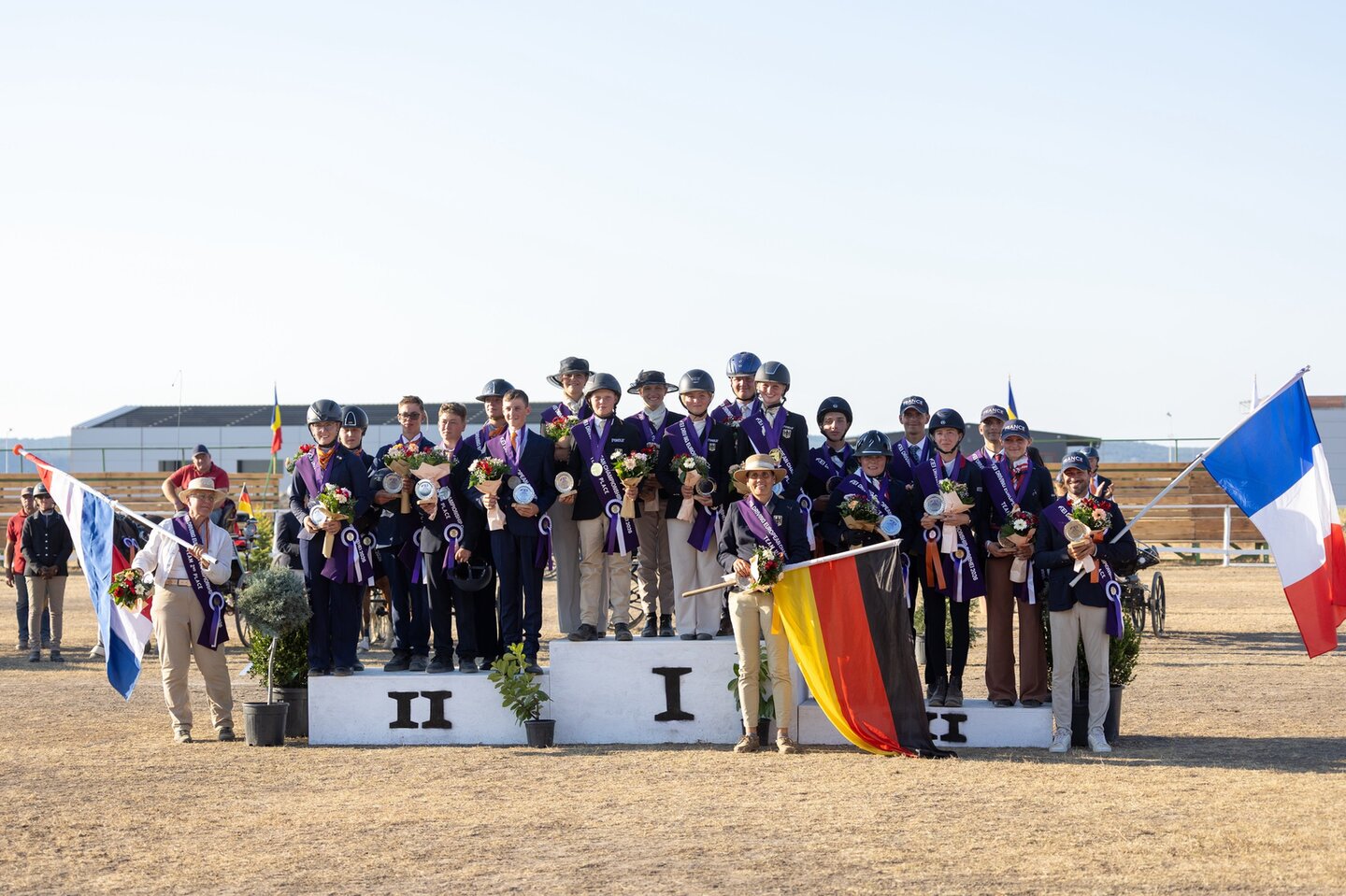 logo van manege de groote wielen in rosmalen op een polo