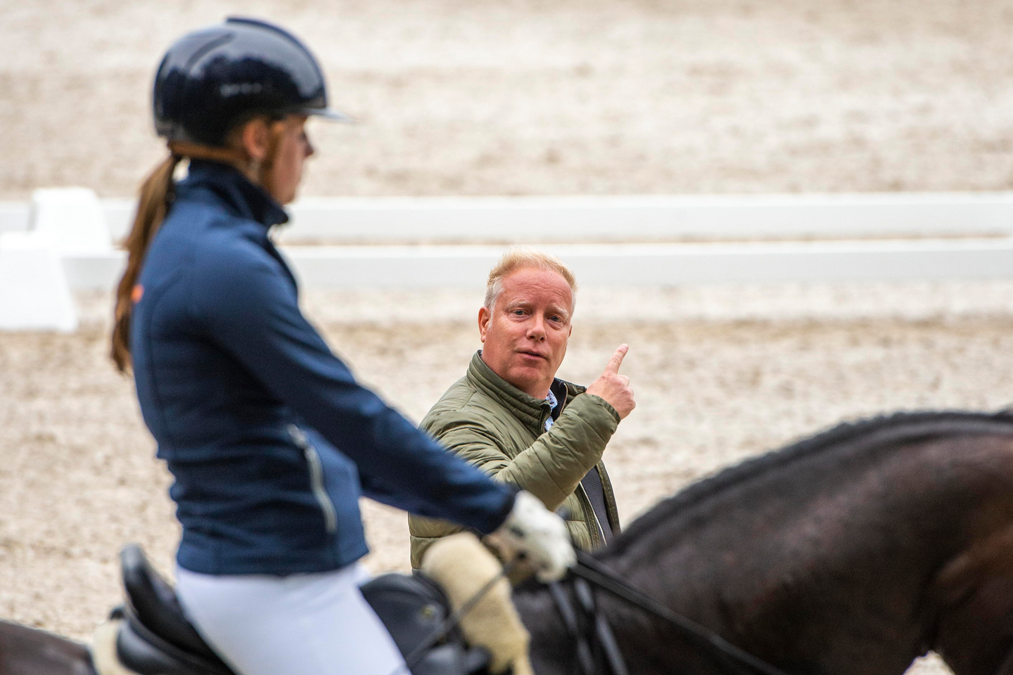 maarten van der heijden geeft een amazone aanwijzingen 