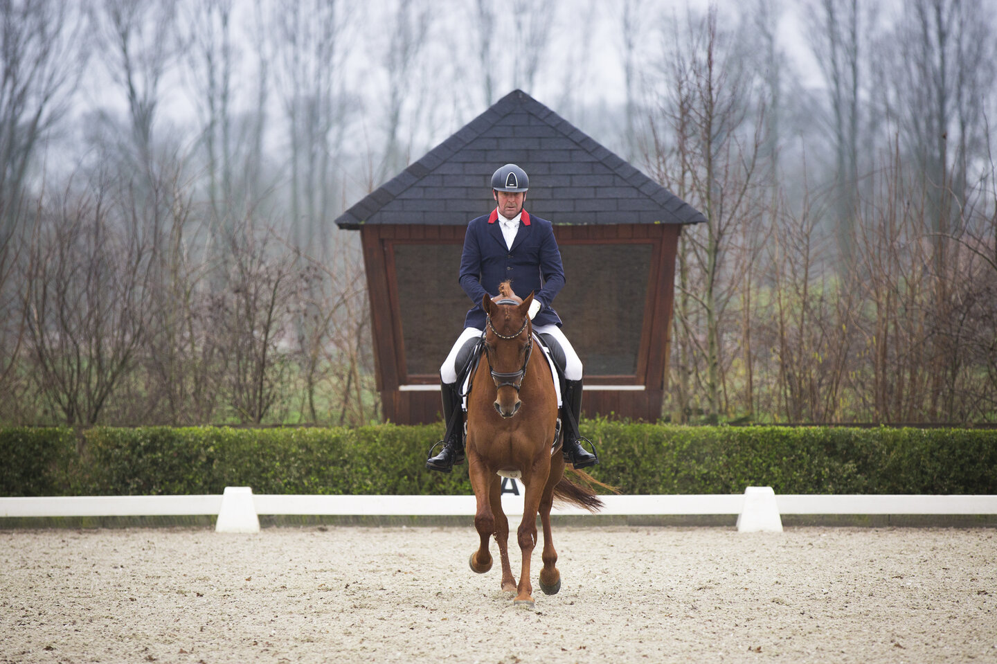 bram geeft aan tanja aan hoe ze moet van hand veranderen