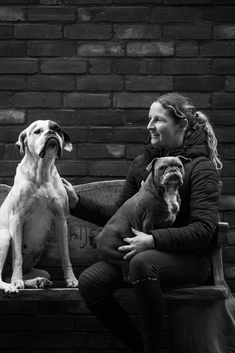 janneke boonzaaijer pakt een hoofdstel in de zadelkamer