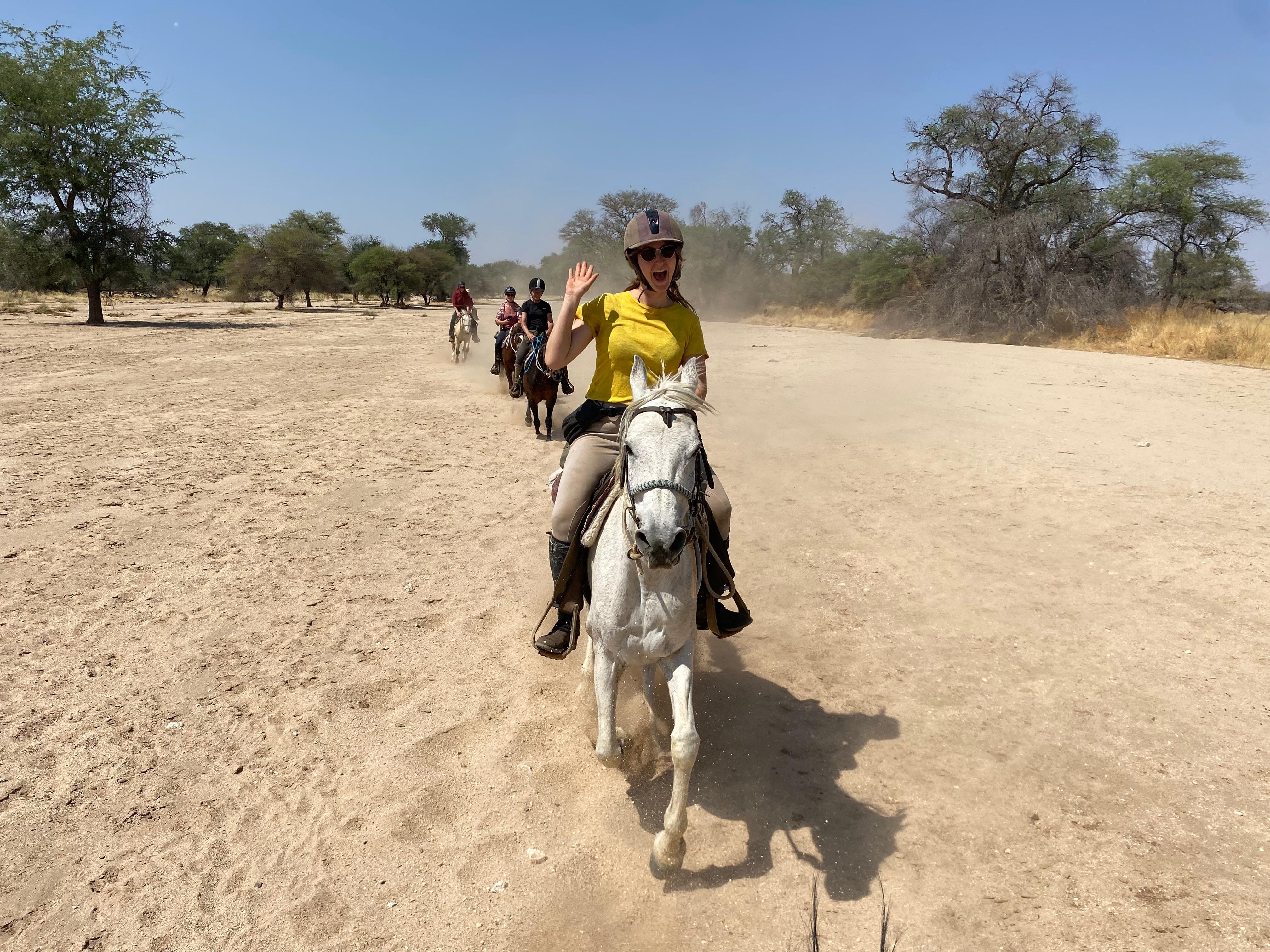 Samantha loopt naast haar veulentje