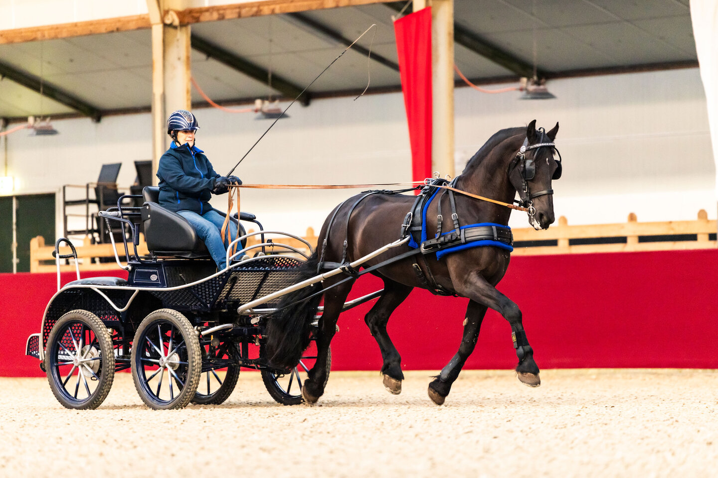 gerrit van den berg poseert met zijn trouwe personeel in de binnenbak van manege de groote wielen