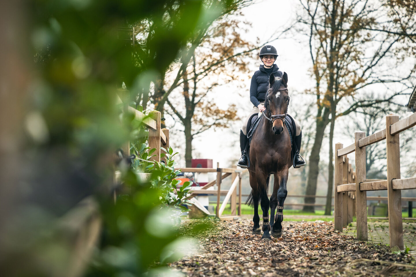 yorick baecke van hippisch centrum midden-zeeuws vlaanderen geeft kinderen op de pony les