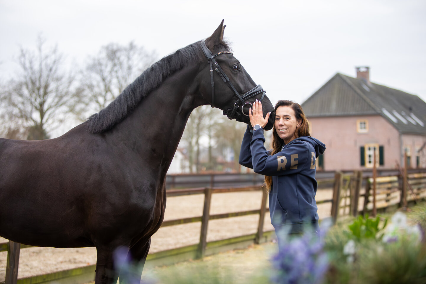 manegehouder yorick staat in het midden van de bak tijdens het lesgeven