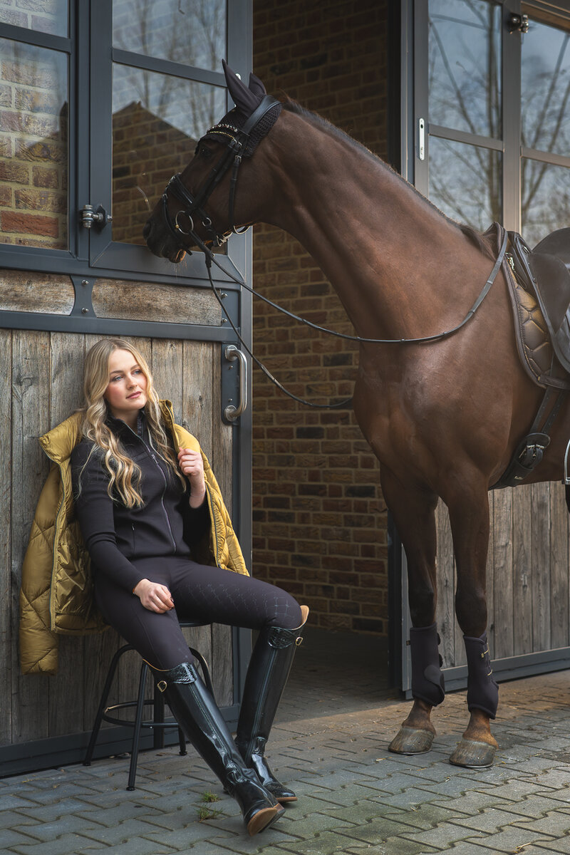 Model fleur showt de kleding van Back on Track